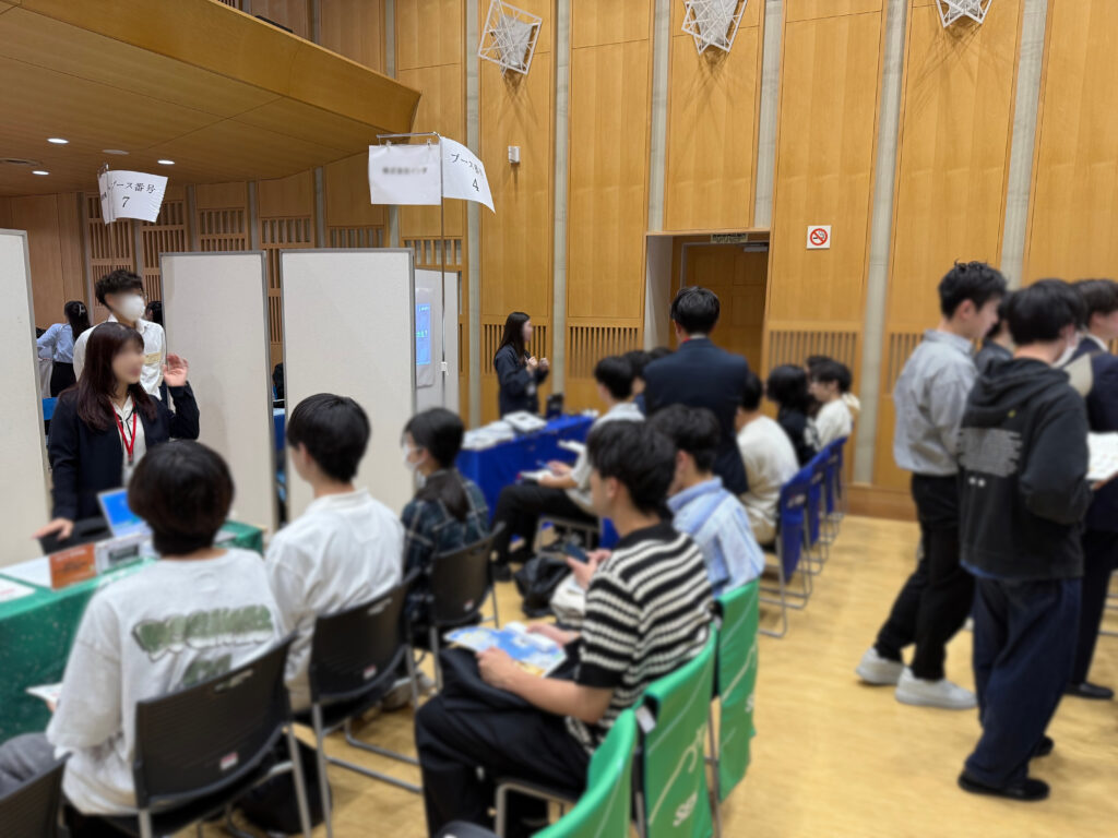 企業採用担当者との交流会の様子